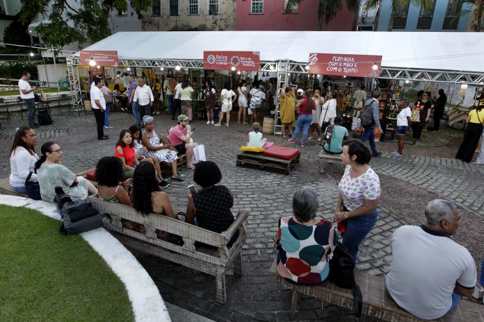 Artistas populares e empreendedores baianos expõem em Feira de Artesanato e Economia Solidária no Pelourinho