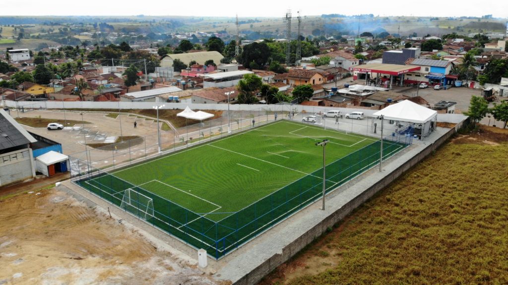 entrega equipamento de esporte e autoriza obra de unidade conjugada de segurança, em Ibirapuã