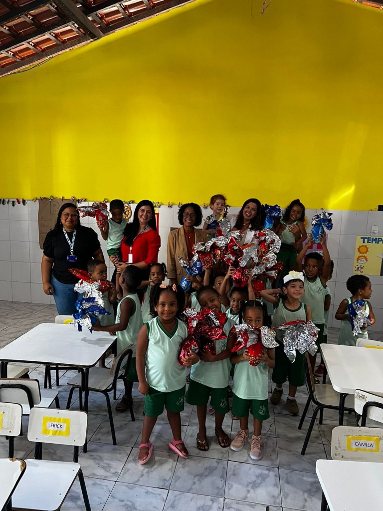 Em parceria com Ibametro, Voluntárias Sociais da Bahia distribuem ovos de Páscoa em creches de Salvador