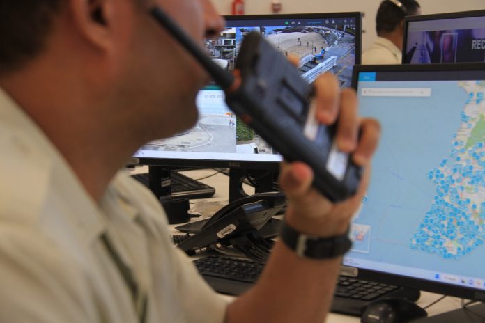 Reconhecimento de Placas encontra carro roubado e auxilia na prisão de trio com simulacro de fuzil