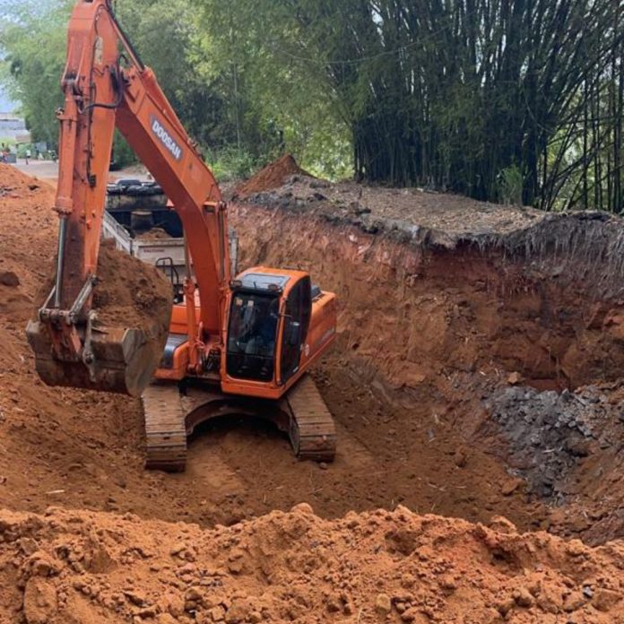 BA-528: Seinfra permanece com serviços emergências para recuperação de aterro e bueiro