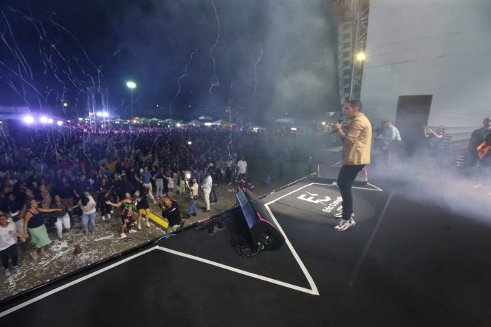 Canta Bahia recebe cantora Aline Barros e arrecada mais de duas toneladas de alimentos para o Bahia Sem Fome