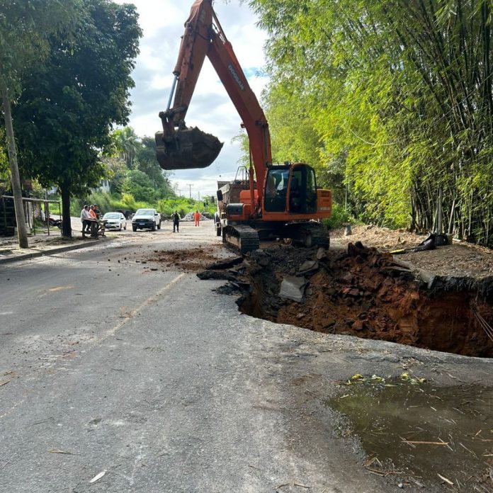 Trecho da BA-528 passa por interdição para recuperação de aterro