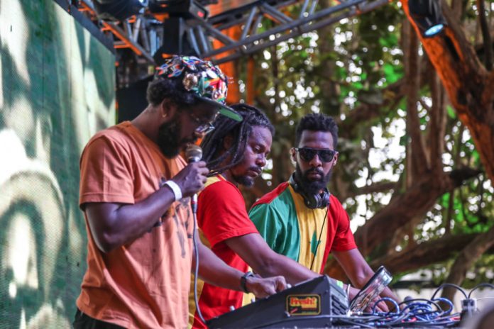 Samba, afro reggae e música eletrônica movimentam Largos do Pelourinho