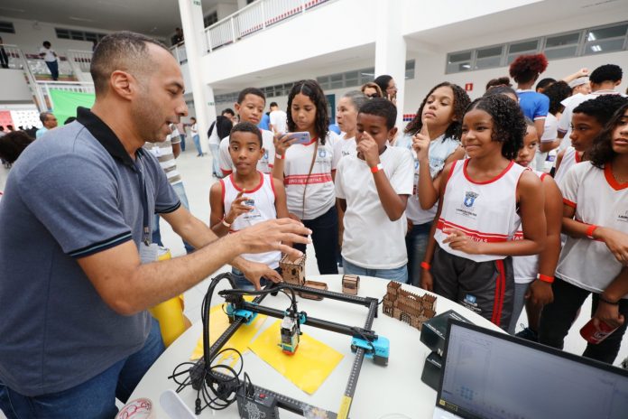 Alunos de 35 escolas públicas recebem 667 Chromekooks do Estado durante Caravana Digital, em Lauro de Freitas