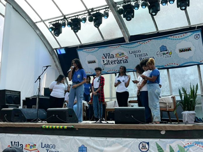 Estudantes da rede estadual sobem ao palco para apresentar seus poemas na Flipelô