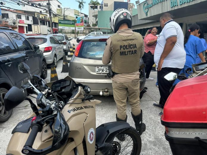 Policiais militares conduzem em segurança até a maternidade mulher em trabalho de parto presa no trânsito de Salvador