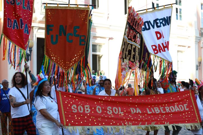 Dia da Cultura Popular é celebrado com desfile do Cortejo Artístico, no Centro Histórico, organizado pela Funceb