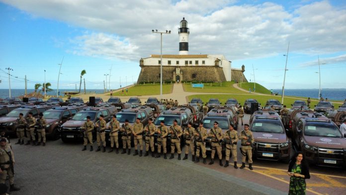 Governo da Bahia entrega novas viaturas para a Polícia Militar e anuncia convocação de policiais da reserva