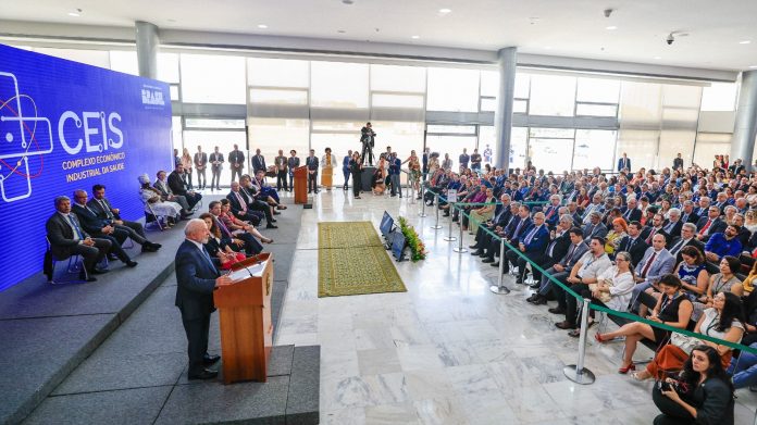 Ao lado de Lula, em Brasília, Jerônimo participa do lançamento de estratégia para expandir produção de insumos para o SUS