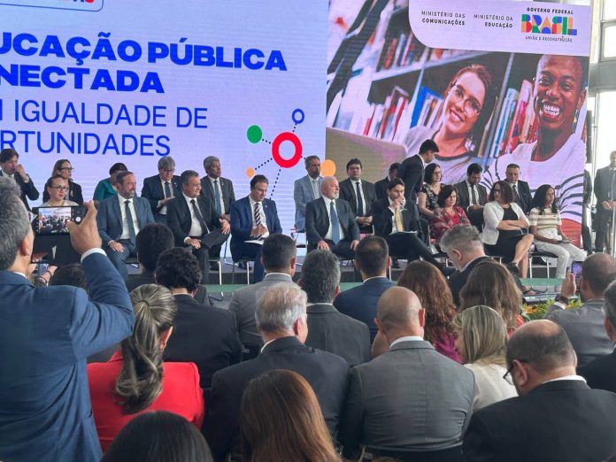 Em Brasília, governador participa do lançamento de plano para ampliar conectividade nas escolas