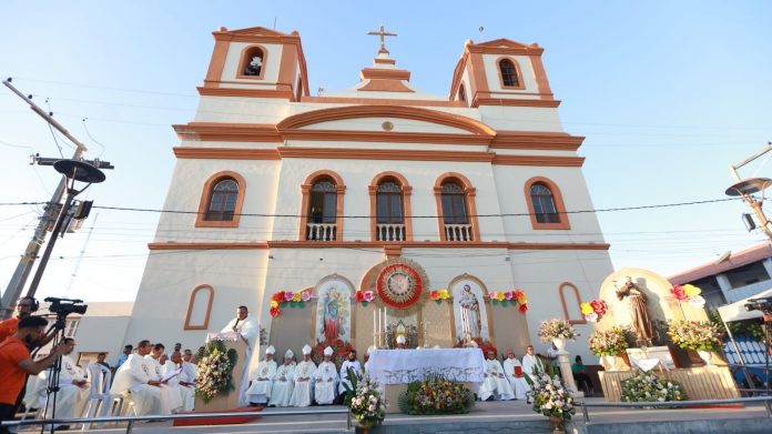 Governador da Bahia prestigia posse de novo bispo da diocese de Barra