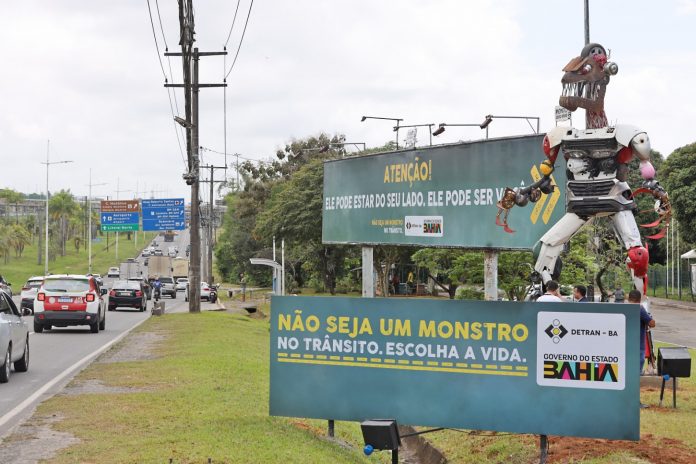 Detran-BA inova com totem artístico de 800 kg para promover segurança no trânsito