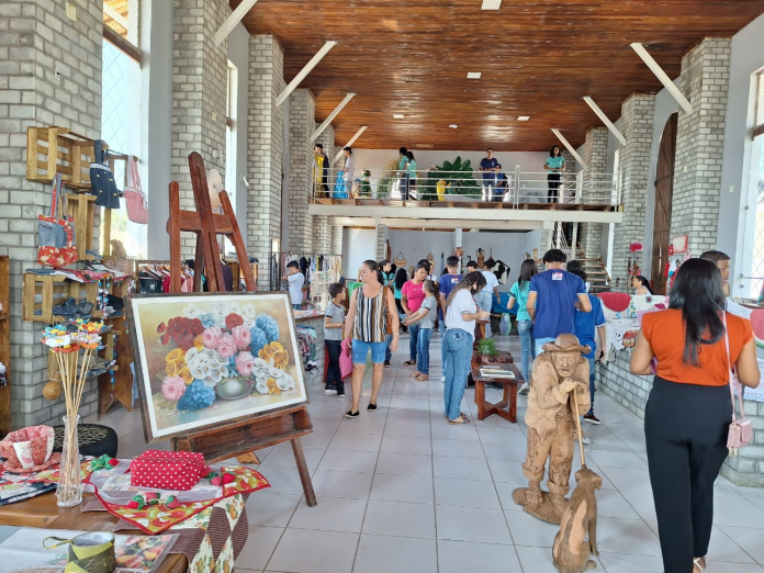 Estudantes protagonizam atividades artísticas e culturais em feira e festivais literários em Carinhanha e Itaparica