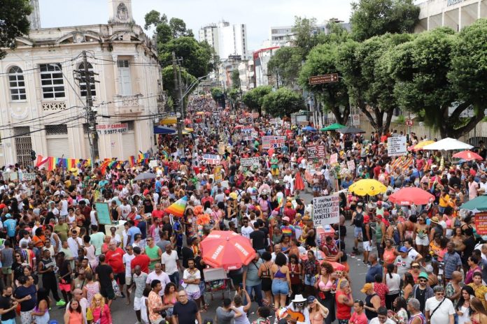 Setur faz pesquisa de demanda turística na Parada do Orgulho LGBTQIAPN+ da Bahia