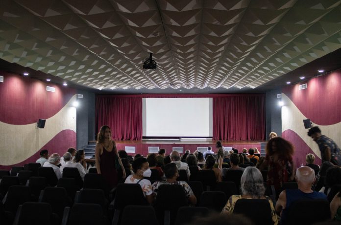 Sala de Cinema Walter da Silveira recebe pré-estreia do documentário ‘Eu Deveria Estar Feliz’