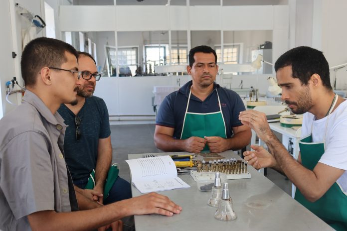 Centro Gemológico da Bahia qualifica profissionais em lapidação brilhante