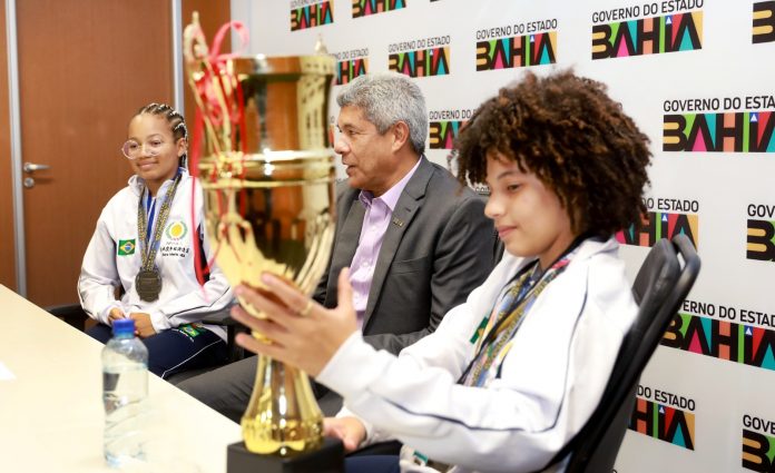 Em Salvador, governador recebe campeãs pan-americanas do karatê