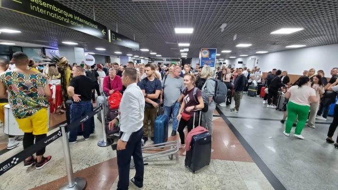 Turistas poloneses chegam à Bahia em voo inédito direto de Varsóvia