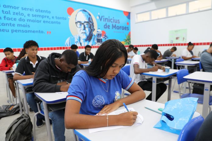 Estudantes da rede estadual em Salvador participam de simulados preparatórios para o Enem