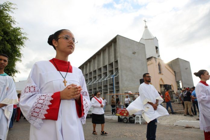 Jerônimo Rodrigues participa do encerramento da Festa do Sagrado Coração de Jesus, em Heliópolis