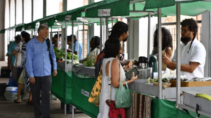 Feira da Agricultura Familiar de Lençóis agrada turistas e garante renda para as famílias