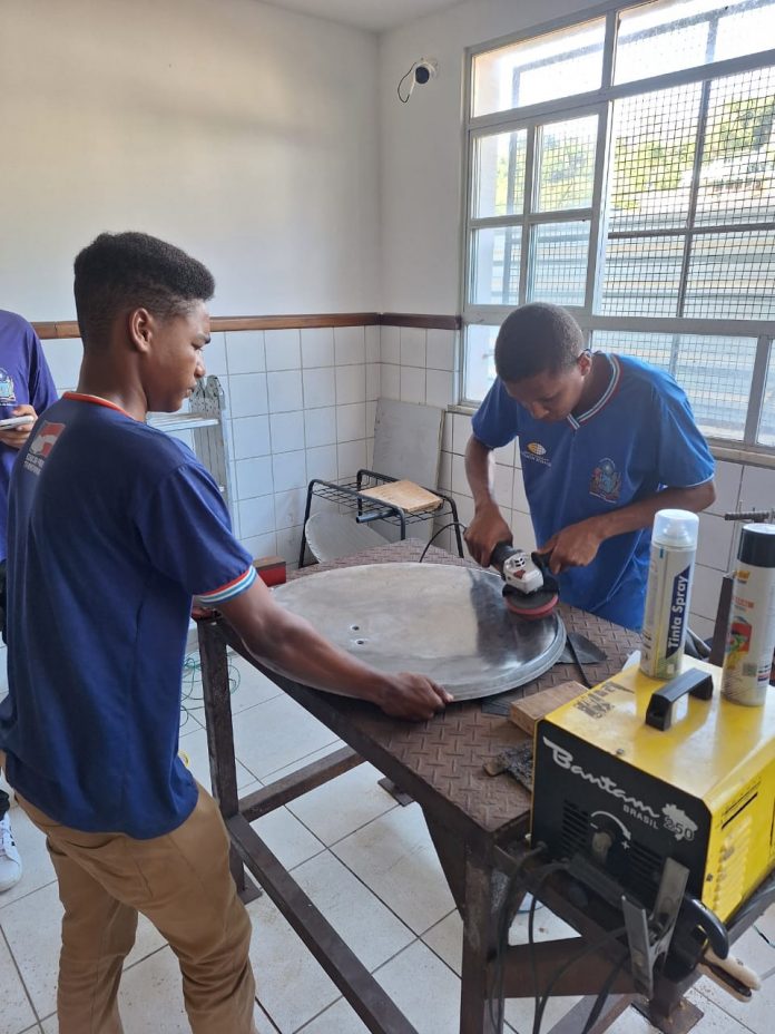 Estudantes de Ilhéus usam antenas parabólicas para construir fogão solar de baixo custo