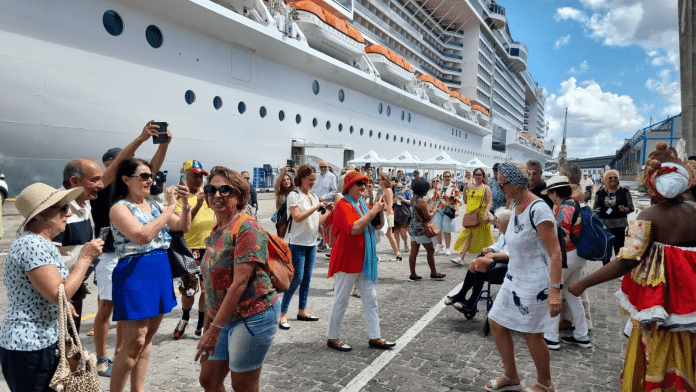 Bahia recebe o maior navio de cruzeiro a navegar no Brasil