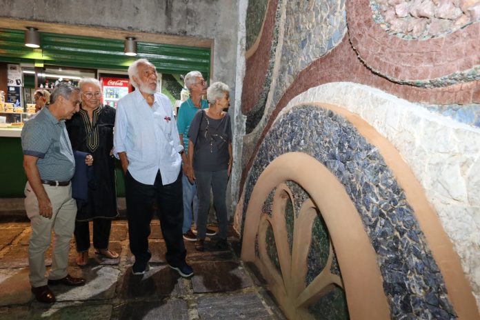 SDE homenageia Juarez Paraíso e entrega restauração do mural Flor de Pedras