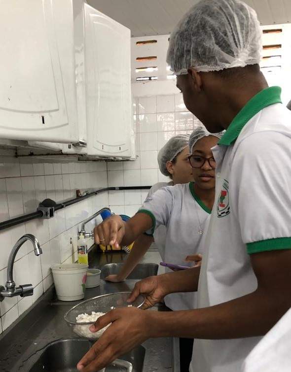 Baianos desenvolvem petisco para cachorros à base de farinha de casca do ovo