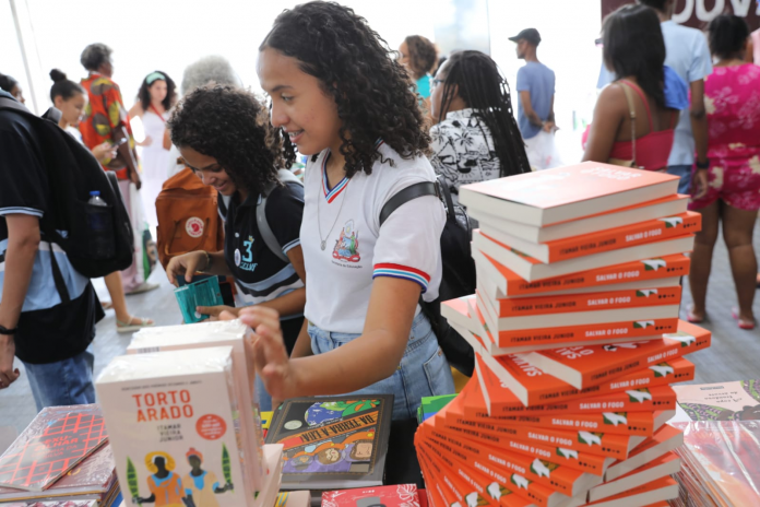 Estudantes da rede estadual de ensino participam de encontros literários em três municípios baianos