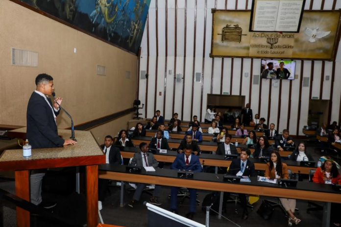 Estudantes tomam posse na ALBA como deputados jovens baianos