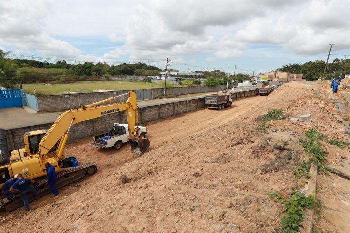 Obra de duplicação de via que facilita acesso ao estádio Barradão é iniciada