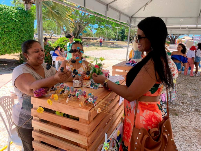 Feira de artesanato comunitário movimenta ponto turístico de Itapuã