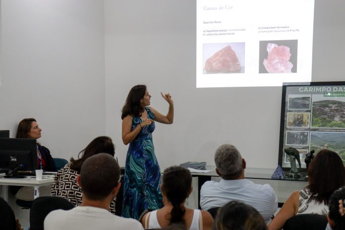 CGB discute desenvolvimento do segmento de gemas, joias e artesanato mineral da Bahia em seminário