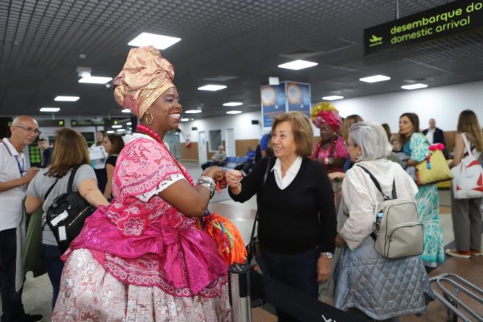 Turistas portugueses chegam em voos fretados para festa de Ano-Novo na Bahia