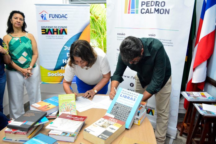 Fundação Pedro Calmon entrega 1.400 livros para a Biblioteca da Fundac