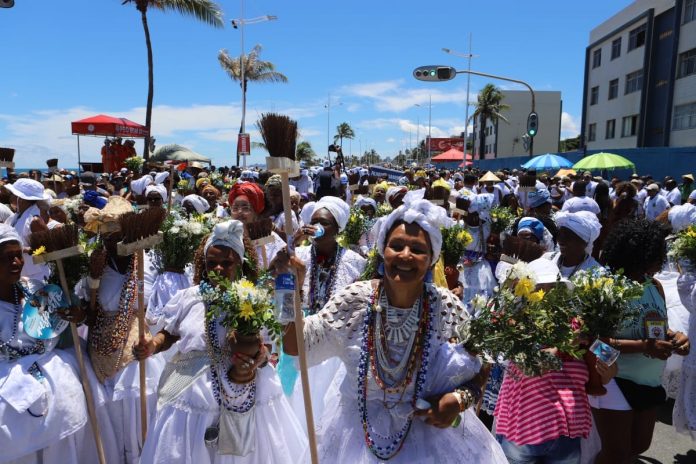 Lavagem de Itapuã atrai turistas às manifestações do sincretismo religioso