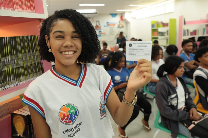 Estudante são beneficiados com a emissão do título eleitoral nas escolas