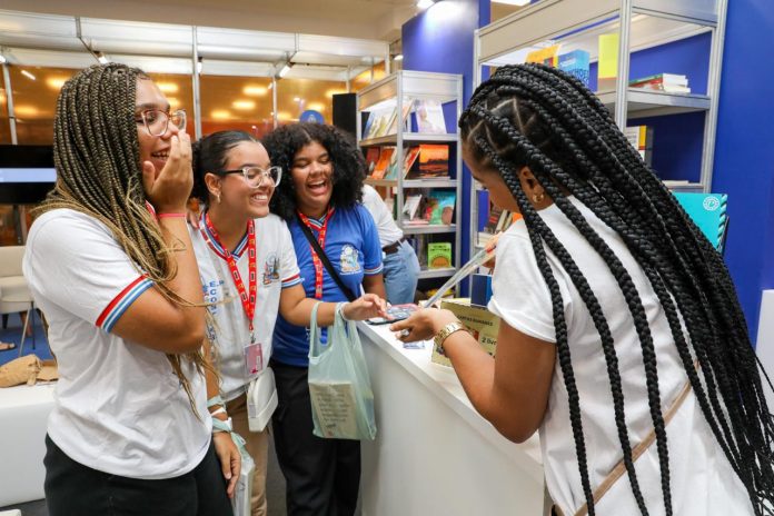 Distribuição de vales-livro fomenta a leitura na Bienal do Livro Bahia 2024