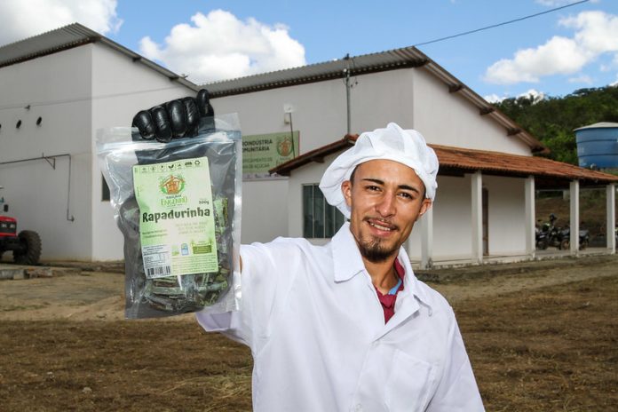 Agroindústria de cana-de-açúcar em Condeúba traz oportunidade de renda para jovens rurais