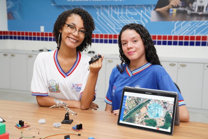 Jovens desenvolvem pulseira localizadora para neurodivergentes, neurodegenerativos e idosos