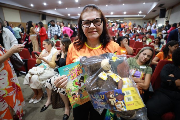 Seades entrega kits e lança livro para reforçar proteção de crianças e adolescentes na Bahia