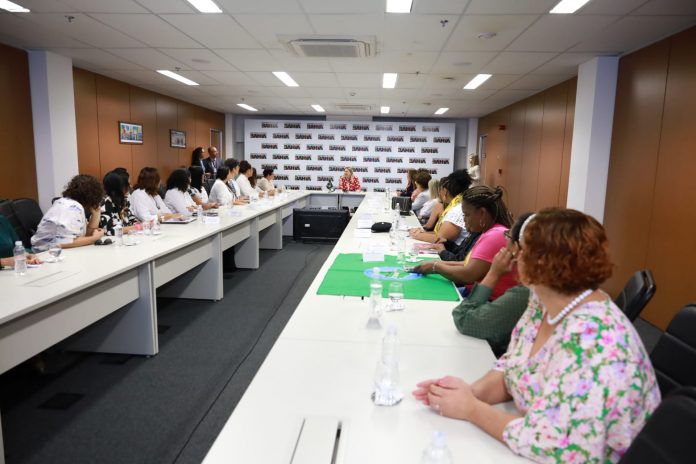 Governadora em exercício se reúne com mulheres de movimentos sociais da Bahia