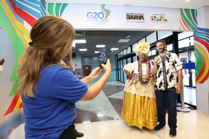 Receptivo turístico dá as boas-vindas às delegações do G20, no Aeroporto de Salvador