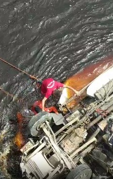 Bombeiros de Lençóis recuperam corpo de motorista dentro de rio