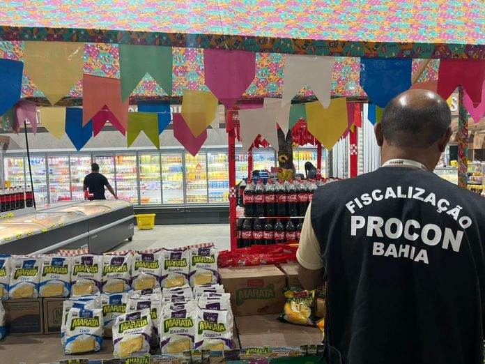 Procon-BA fiscaliza estabelecimentos comerciais e atende consumidores no Plantão Integrado dos Direitos Humanos