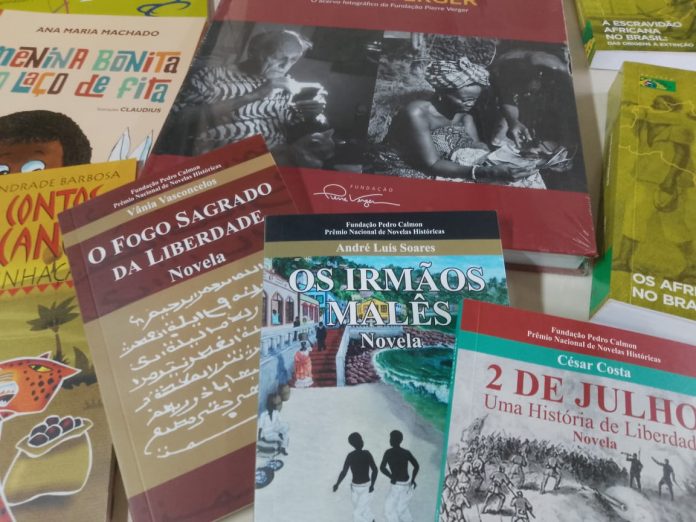 Biblioteca Carolina Maria de Jesus recebe doação de livros da Fundação Pedro Calmon