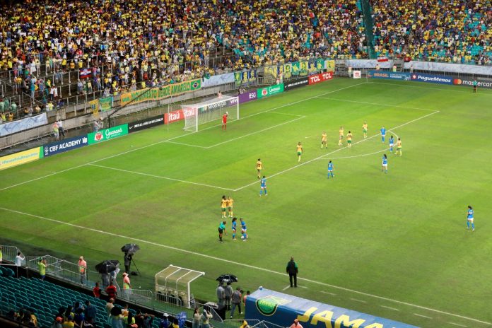 Na Arena Fonte Nova, governador prestigia triunfo da Seleção Brasileira Feminina de Futebol, com baiana no elenco