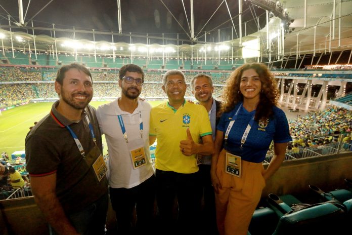 Na Arena Fonte Nova, governador prestigia triunfo da Seleção Brasileira Feminina de Futebol, com baiana no elenco